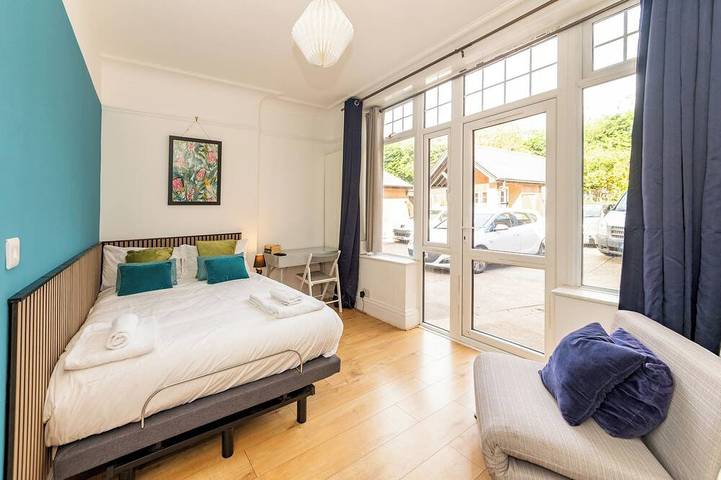 Private Studio Near Shops & River Thames - Pass the Keys in Reading, Berkshire
