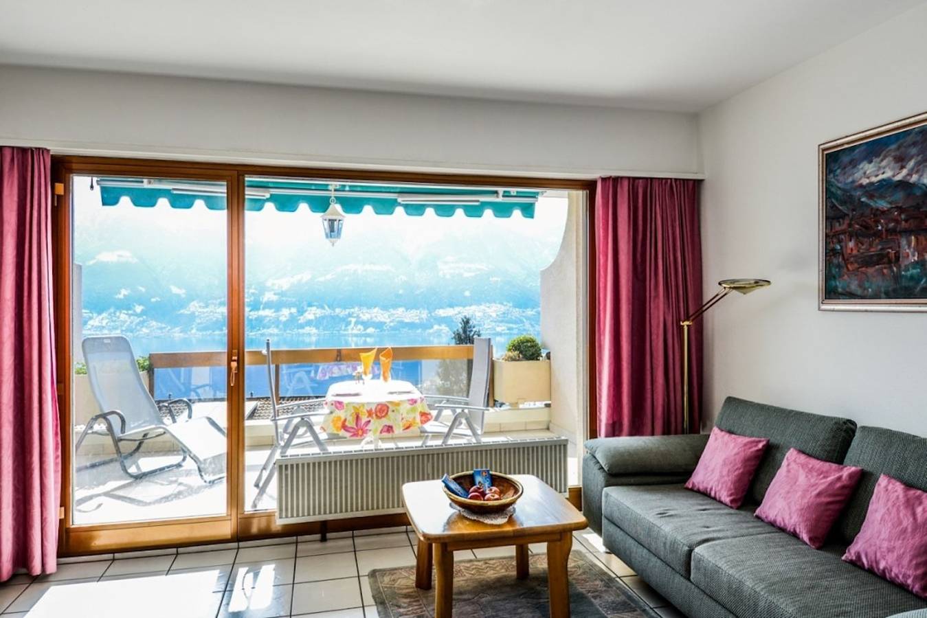 Ganze Wohnung, Schlichte Ferienwohnung im 2. Stock für 1-3 Personen. in Orselina, Tessiner Alpen