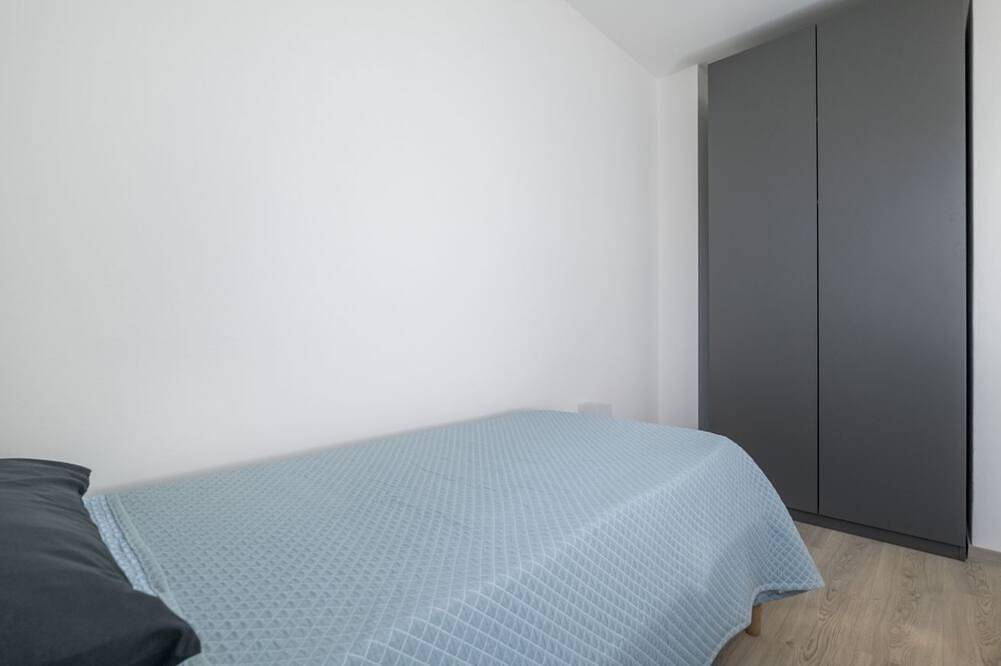 Appartement entier, Elegant apartment of 65 sqm, for 4 people, located on the third floor of a building with an elevator (Not suitable to disabled guests - 4 steps). The property is located in the heart of Belluno's historic center, in a panoramic position offering views of in Belluno, Schiara