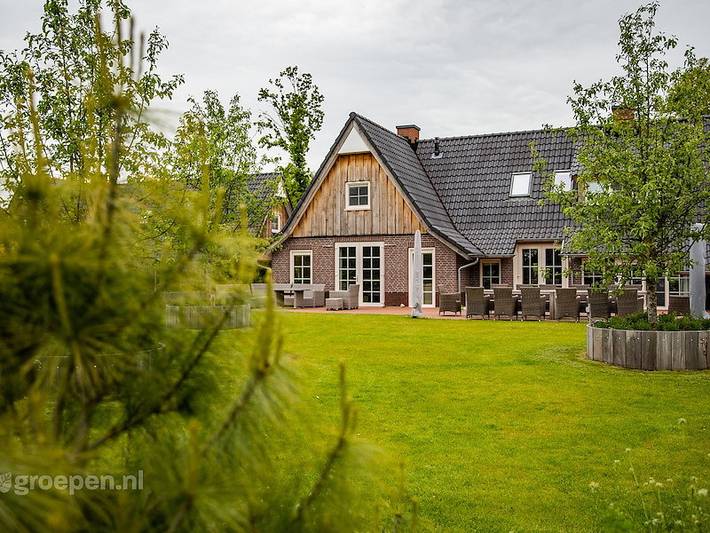 Ferienhaus für 14 Personen, mit Balkon/Terrasse und Whirlpool sowie Terrasse