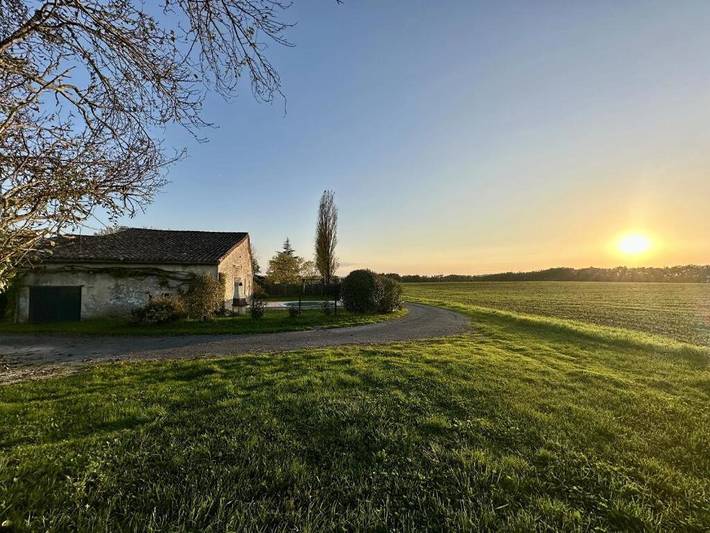 Location de vacances pour 6 personnes, avec vue et jardin ainsi que terrasse et piscine, animaux acceptés à Saint-Aubin-de-Cadelech - 2
