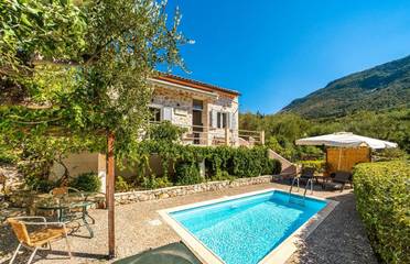 Villa pour 2 personnes, avec piscine ainsi que terrasse et jardin à Ithaque