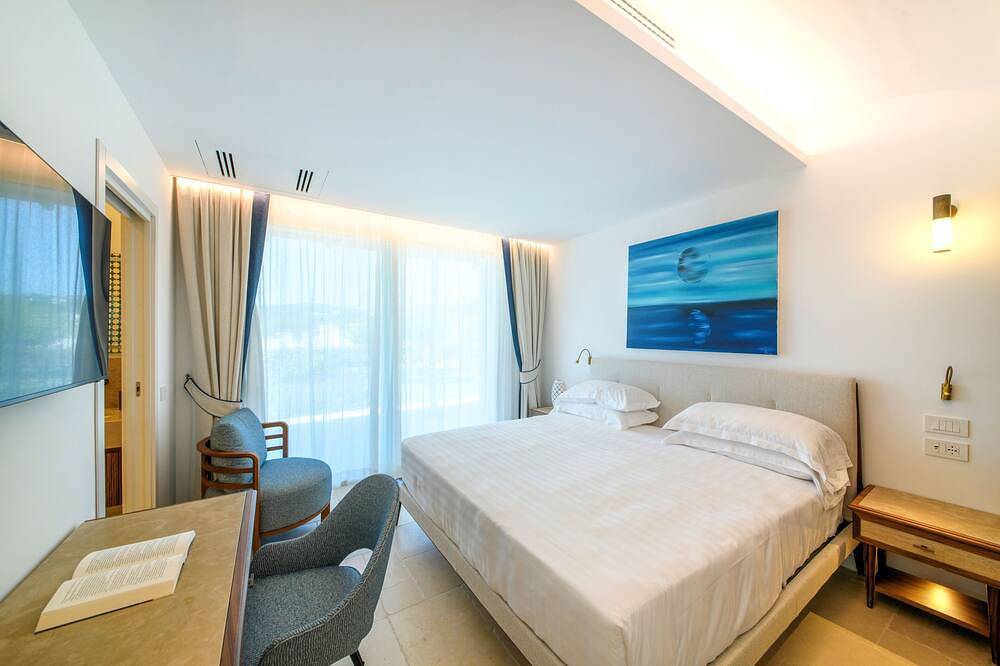 Big three bedrooms Villa on the ocean with exclusive garden and infinity pool in Chiaia, Ischia