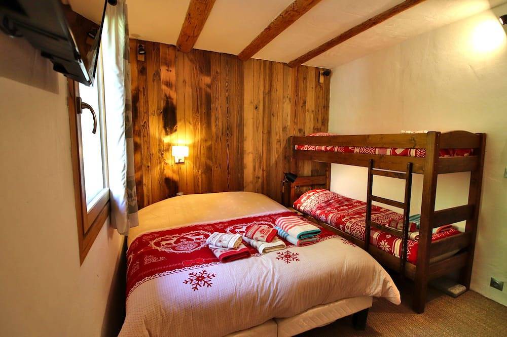 16-Person Chalet Ski In Ski Out Jacuzzi Cinema Room Billiards Foosball in Montgenèvre, Briançon region