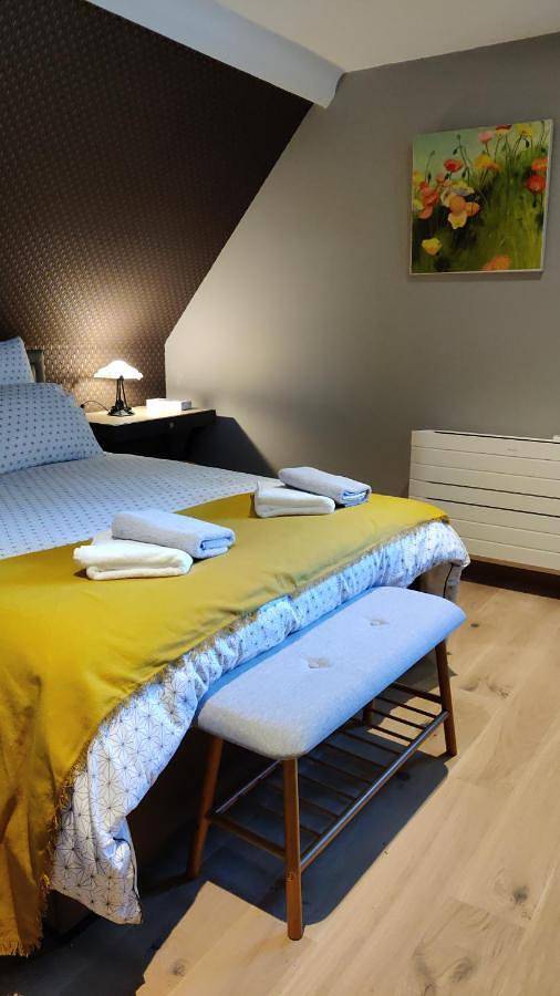 Double Room with Private Bathroom in Houdan, Yvelines