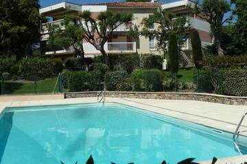 Gîte pour 4 personnes, avec balcon ainsi que piscine et jardin dans Golf et Tennis Club de Valescure