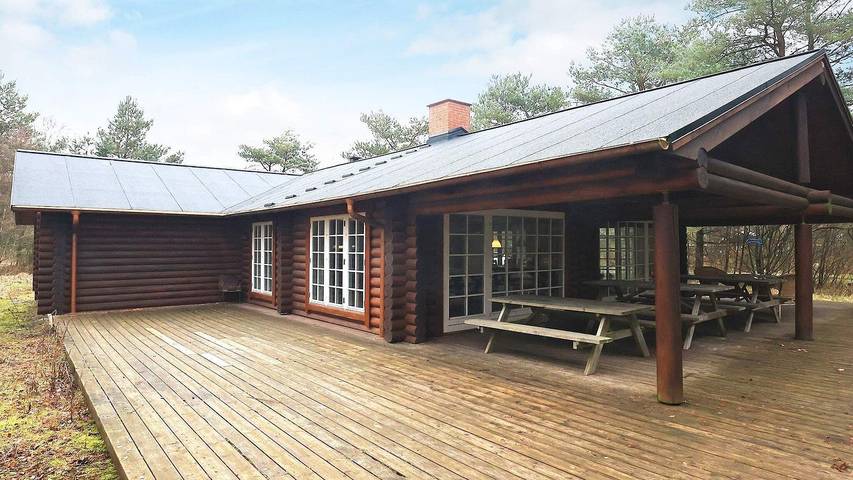 Ferieudlejning for 12 personer, med terrasse og jacuzzi samt sauna i Lyngså