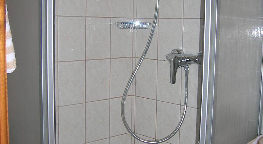 Dreibettzimmer, Dusche, Wc, Kurzaufenthalt in Salzkammergut-Berge, Kuchl