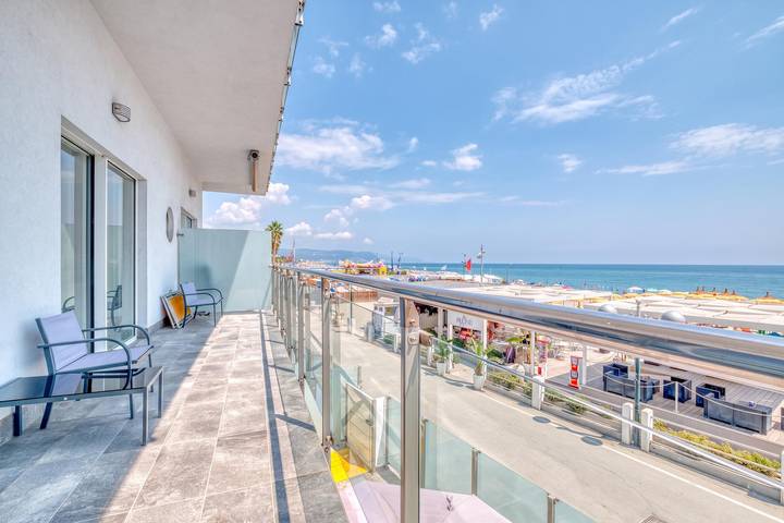 Location de vacances pour 4 personnes, avec Vue sur l’océan ainsi que Balcon et Terrasse dans Italie du Nord