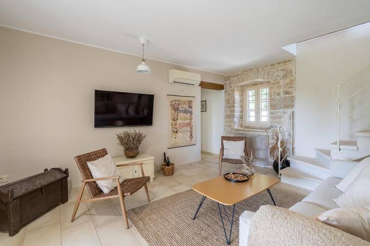 Location de vacances pour 6 personnes, avec vue ainsi que piscine et jardin à Tinjan - 4