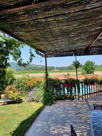 Gîte pour 8 personnes, avec piscine ainsi que terrasse et jacuzzi à Grézels