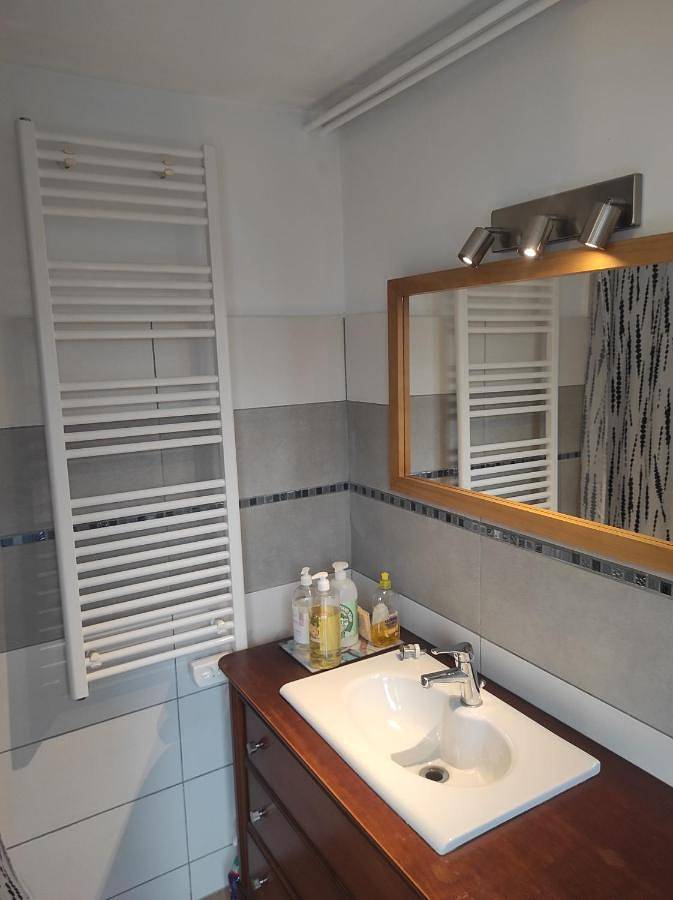 Appartement de vacances entier, Double Room with Private Bathroom in Lodève, Région de Lodève