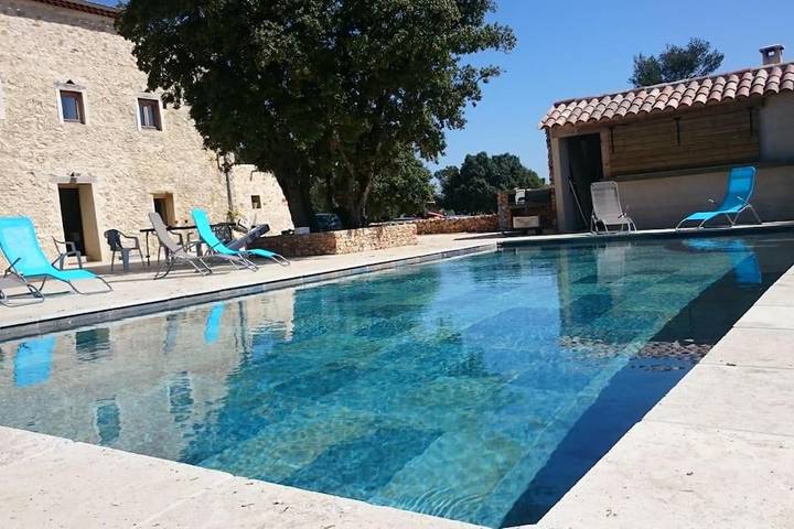 Location de vacances pour 23 personnes, avec Balcon et Terrasse ainsi que Jardin et Piscine à Rians