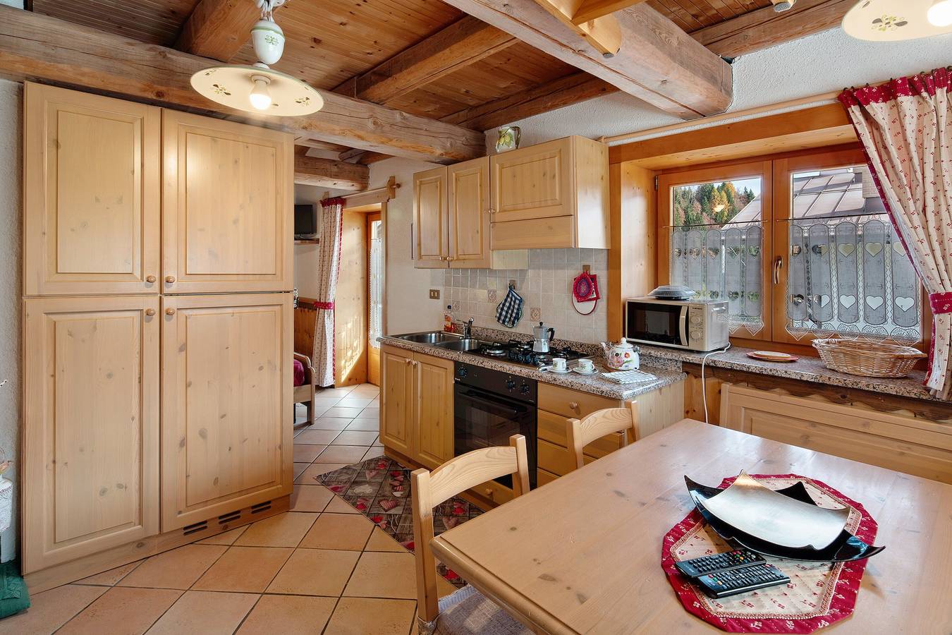 Ganze Wohnung, Ferienwohnung 'Darecoi' mit Bergblick, Gemeinschaftsgarten und Wi-Fi in Falcade, Dolomiti Superski