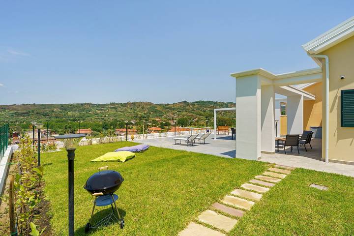 Villa 'A Casa Di Leo' with Sea View, Wi-Fi and Air Conditioning