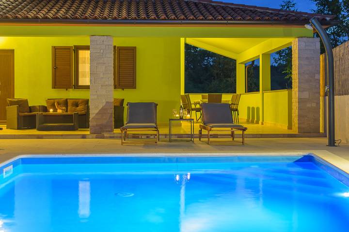 Location de vacances pour 10 personnes, avec terrasse et piscine à Svetvinčenat - 2