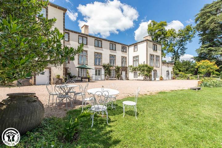 Gîte pour 12 personnes, avec Terrasse ainsi que Jardin et Piscine