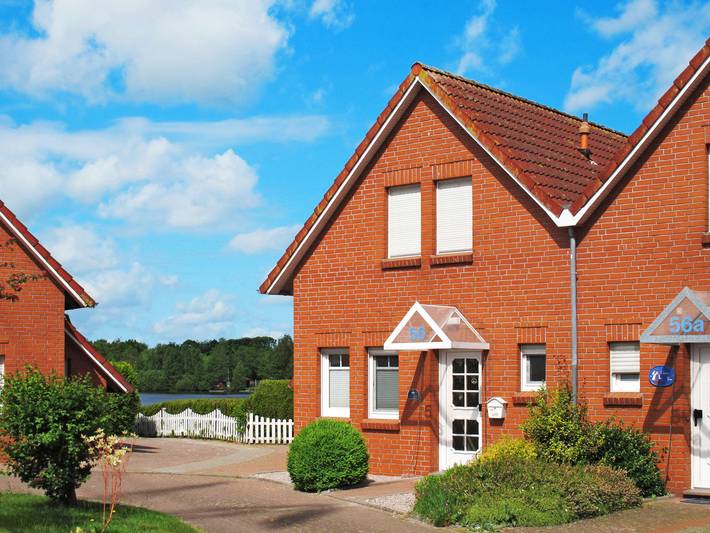 Ferienhaus für 4 Personen, mit Terrasse und Garten sowie Seeblick in Ostfriesland