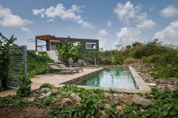 Gîte pour 4 personnes, avec jacuzzi ainsi que piscine et jardin, adapté aux familles à Petit-Canal