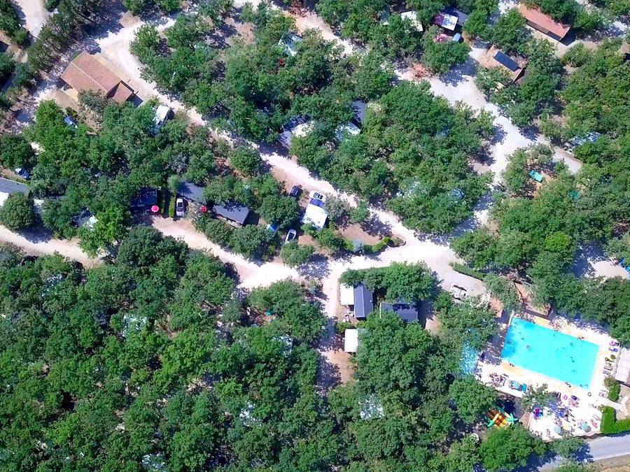 Camping Domaine des Chênes Blancs Pausado - Bungalow 5 personas - Albergue Acogedor (Sin Instalaciones Sanitarias) in Saint-Saturnin-lès-Apt, Parque natural regional del Luberon