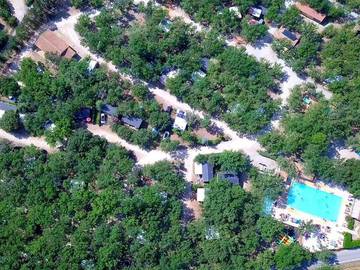 Camping pour 4 personnes, avec bassin pour enfant dans le Vaucluse