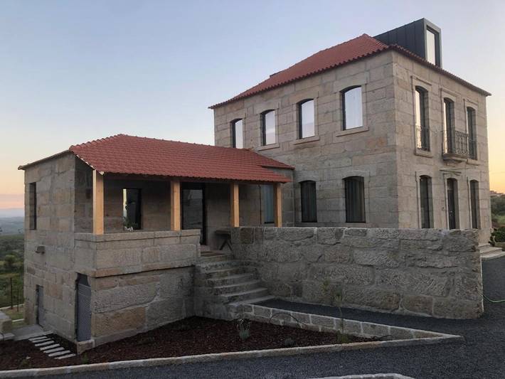 Location de vacances pour 4 personnes, avec vue ainsi que piscine et jardin dans Nelas