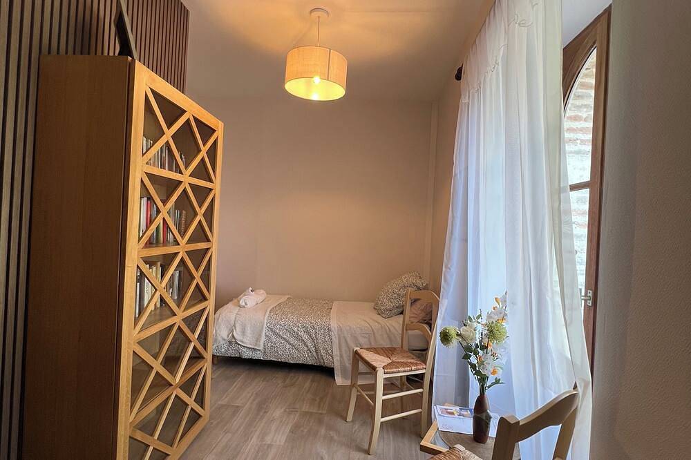 Chambre du levant with 2 single beds and shared bathroom in Auch, Gers