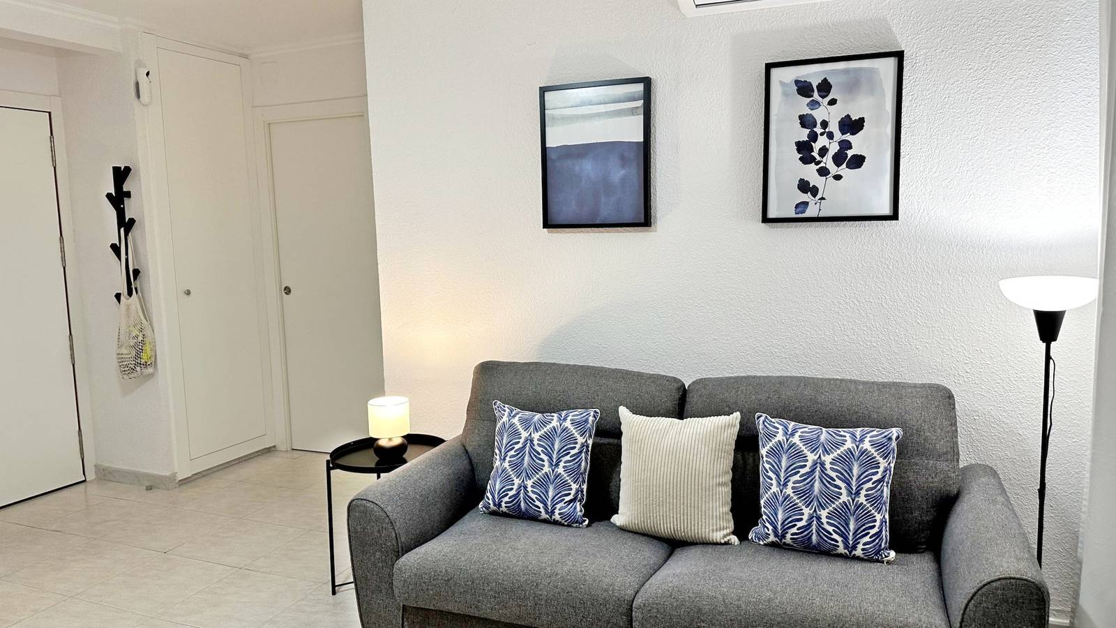 Appartement entier, Apartamento De Un Dormitorios Frente A La Playa De Gandia  Bonito Apartamento De 1 Dormitorio - Espectaculares Vistas     Apartamento en Primera línea de playa,  con vistas frontales al mar situado y en el centro del paseo marítimo de la playa de Gandía, ( Zona Hotel Bayren ).   Esta es una zona tranquila y con todos los servicios necesarios para una confortable estancia, el huésped podrá encontrar todo lo necesario sin necesidad de coger el coche.     Consta de: 1 dormitorio con dos camas individuales, salón con sofá-cama, cocina americana  totalmente equipada, 1 cuarto de baño completo con bañera y terraza con vistas directas a la playa y al paseo marítimo.  El edificio cuenta con piscina grande con diferentes profundidades + piscina infantil, zona de solárium, zona de juegos infantiles, pérgolas y cancha de tenis.  Equipado con: Tv,  lavadora, frigorífico, microondas, tostador, plancha, tabla de planchar, sábanas,  toallas de lavabo y de ducha, vajilla y menaje de cocina     El apartamento no cuenta con parking pero hay un parking público que el cliente podrá contratar si lo necesita.  ** Este Apartamento Unicamente Se Alquila A Familias O Mayores De 30 Años ** in Miramar (Valencia), Costa de Valencia