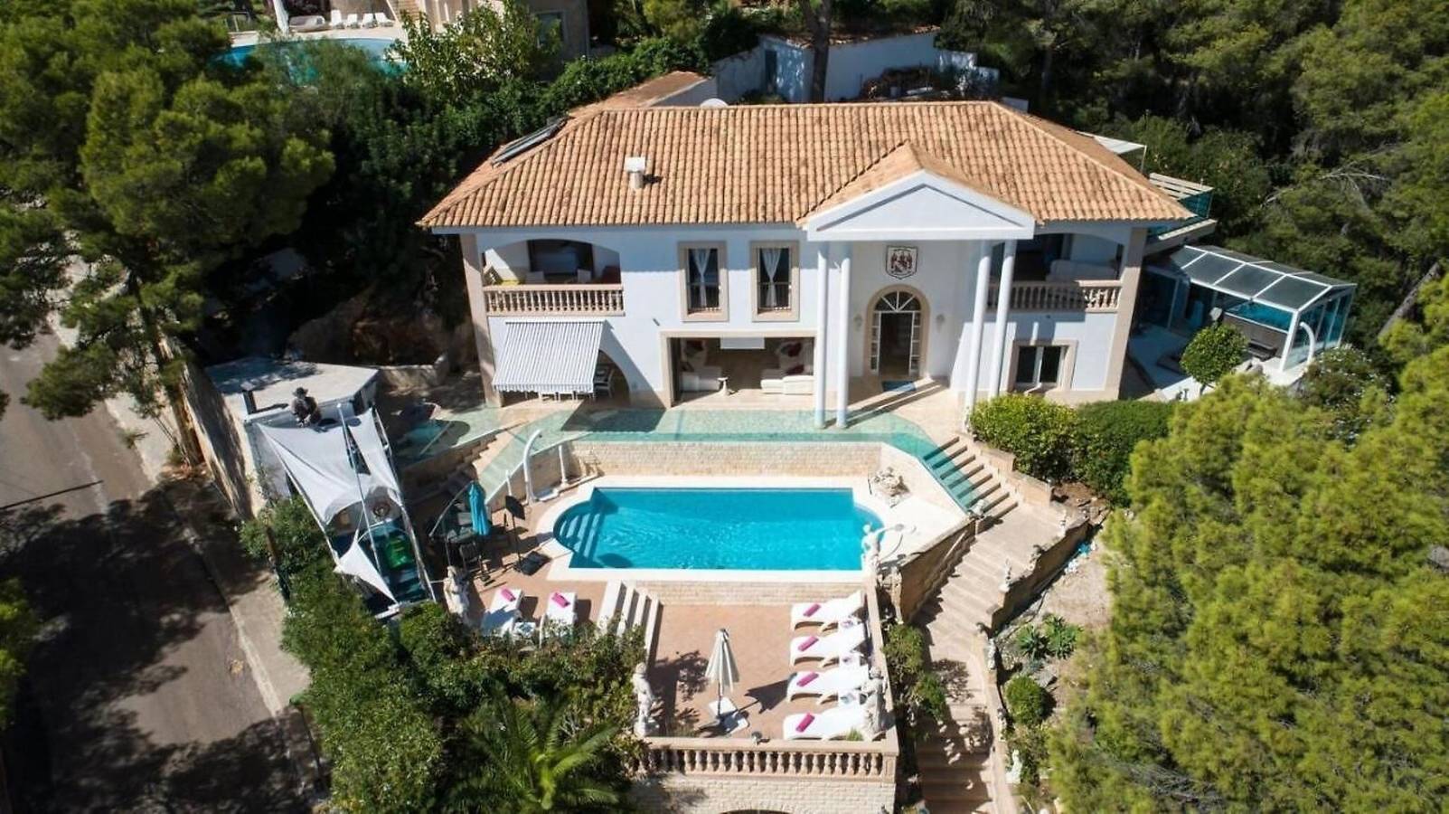 Luxury Mallorca Villa | A Short Walk To Portals Nous | Vista Blava | 5 Bedrooms | Hydro Hot Tub | Sauna | Outside Bar | Childrens Play Area | Portals Nous in Bendinat, Calvià