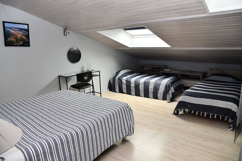 Guest Room 'Chambre du haut' with Shared Pool, Wi-Fi, and Air Conditioning in Mios, Arcachon region