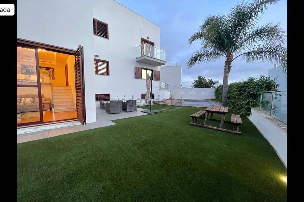 Casa con piscina privada y espectaculares vistas a Sevilla in Montequinto, Dos Hermanas
