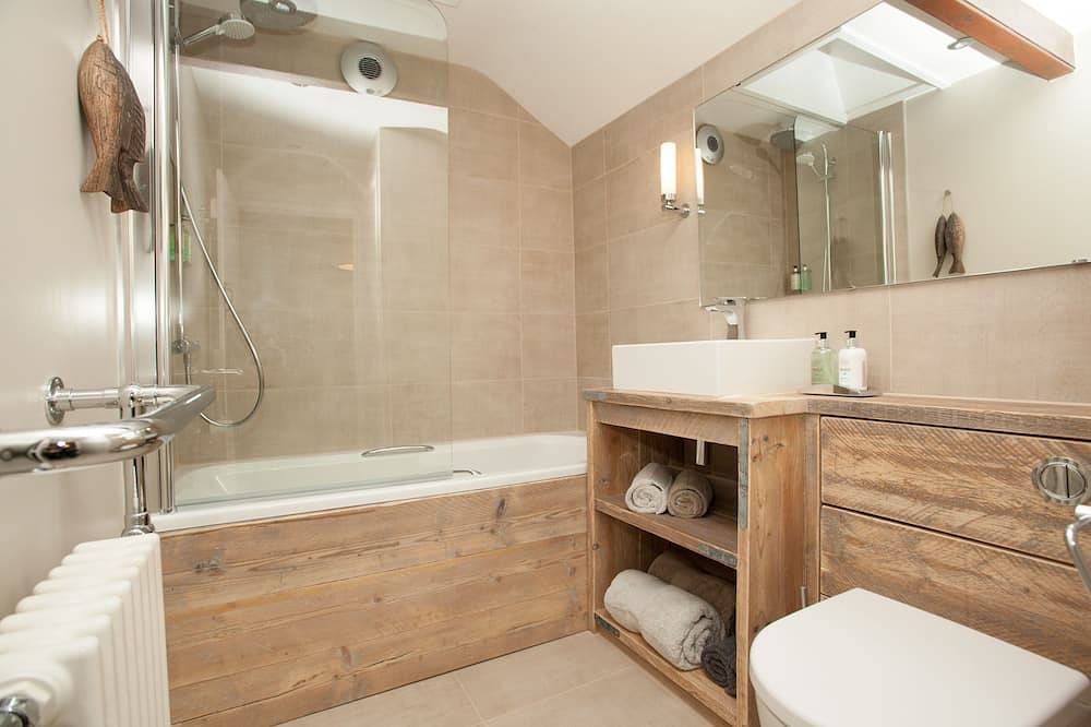 Charming Cottage in Prime Position with Castle Views, 12 The Wynding in Bamburgh, Northumberland
