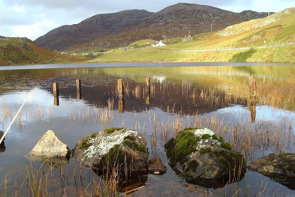 Harris White Cottage Sea & Blick auf Loch von der traditionellen modernen Landhaus in Lewis and Harris, Äußere Hebriden