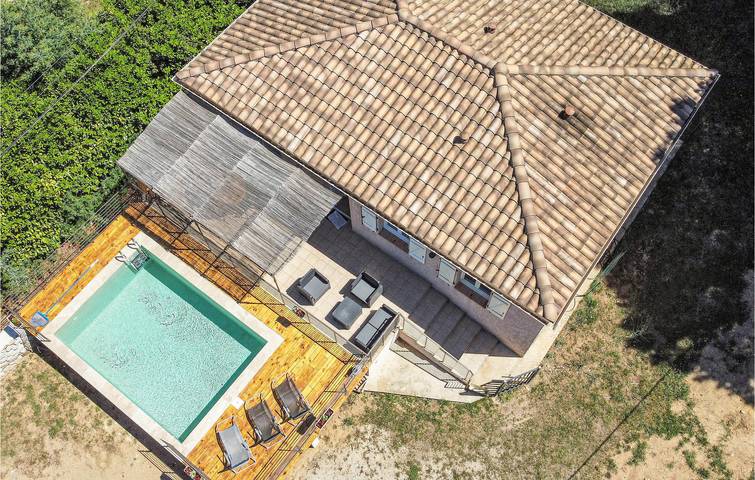 Location de vacances pour 6 personnes, avec terrasse ainsi que jardin et piscine à Bordezac - 4