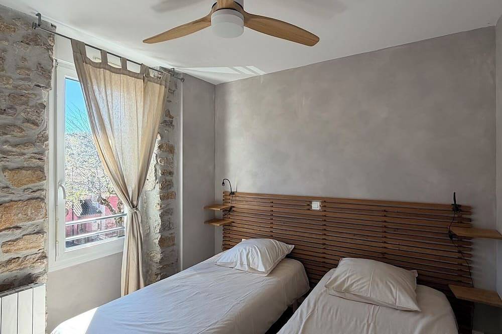 Appartement entier, 🌿 Le torrent, gîte 100 m2, centre village , dans maison rénovée avec 4 gîtes in Vallon-Pont-d'Arc, Gorges de l’Ardèche