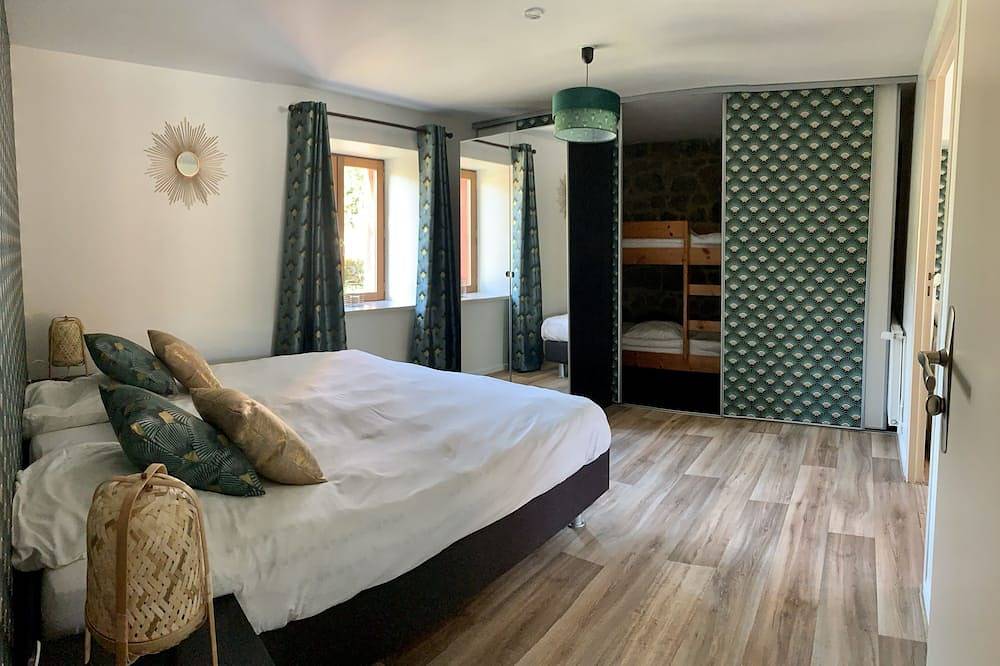 Appartement entier, Le Viallon - Gite Pmr La Grenouille - 50M² - Terrasse Vue Piscine Chauffée in Véranne, Parc Naturel Régional du Pilat