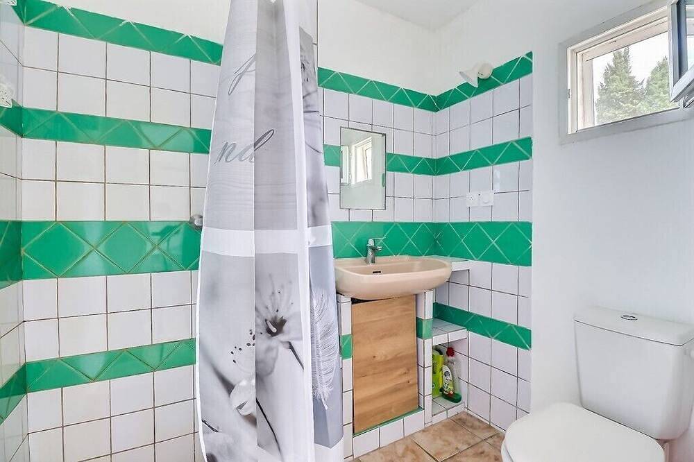 Entire apartment, Domaine des Oliviers-Appt for 2 to 4 people with swimming pool in Beaucaire, Nimes region