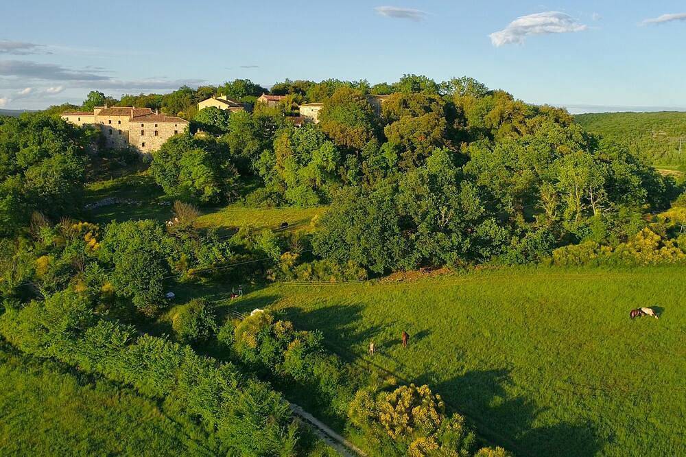 Gîte, 4 couchages, calme et repos, vue imprenable, pleine nature. in Issirac, Région de Nîmes