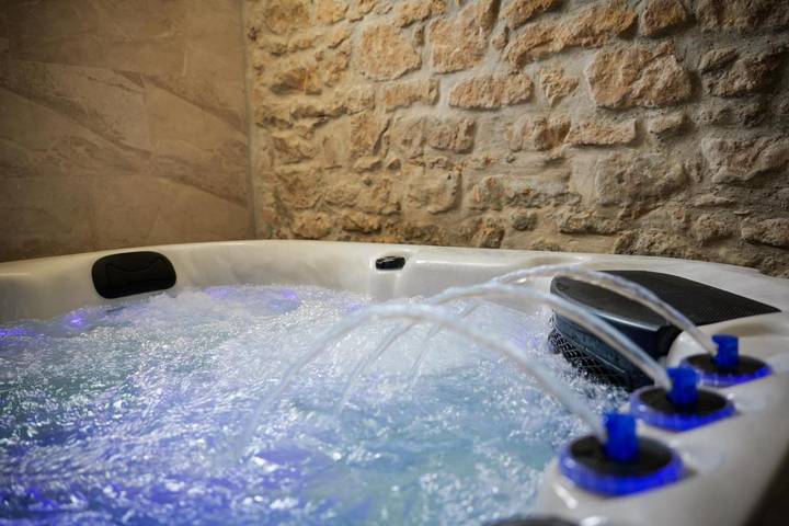 Location de vacances pour 8 personnes, avec jacuzzi ainsi que jardin et piscine dans Val-de-Moder