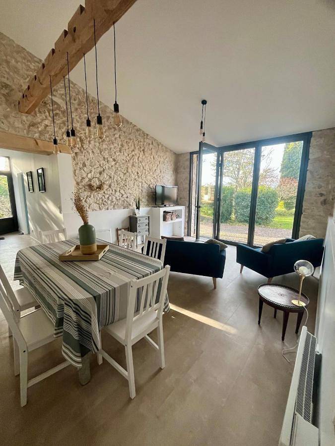 Location de vacances pour 4 personnes, avec vue ainsi que piscine et jardin à Pujols - 4