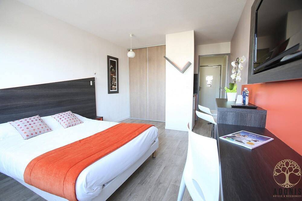 Entire apartment, Urban Escape on the Edge of Paris in Chevilly-Larue, Val-de-Marne