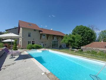 Gîte pour 8 personnes, avec terrasse ainsi que piscine et jardin dans l' Ain