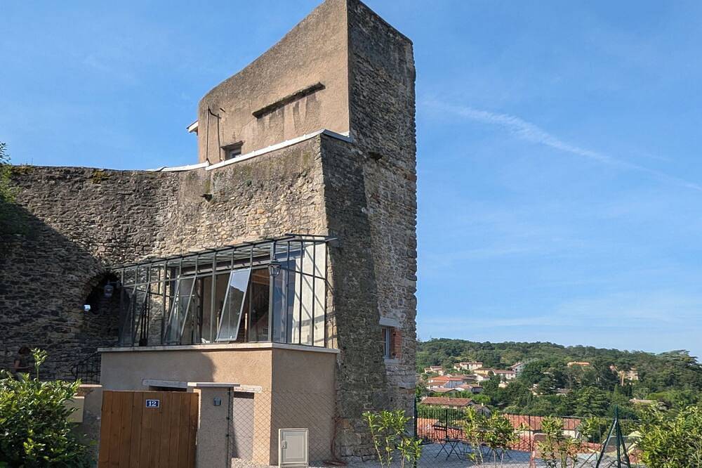 Appartement entier, La tour endormie, un morceau d'Histoire au présent in Saint-Germain-au-Mont-d'Or, Lyon et ses environs