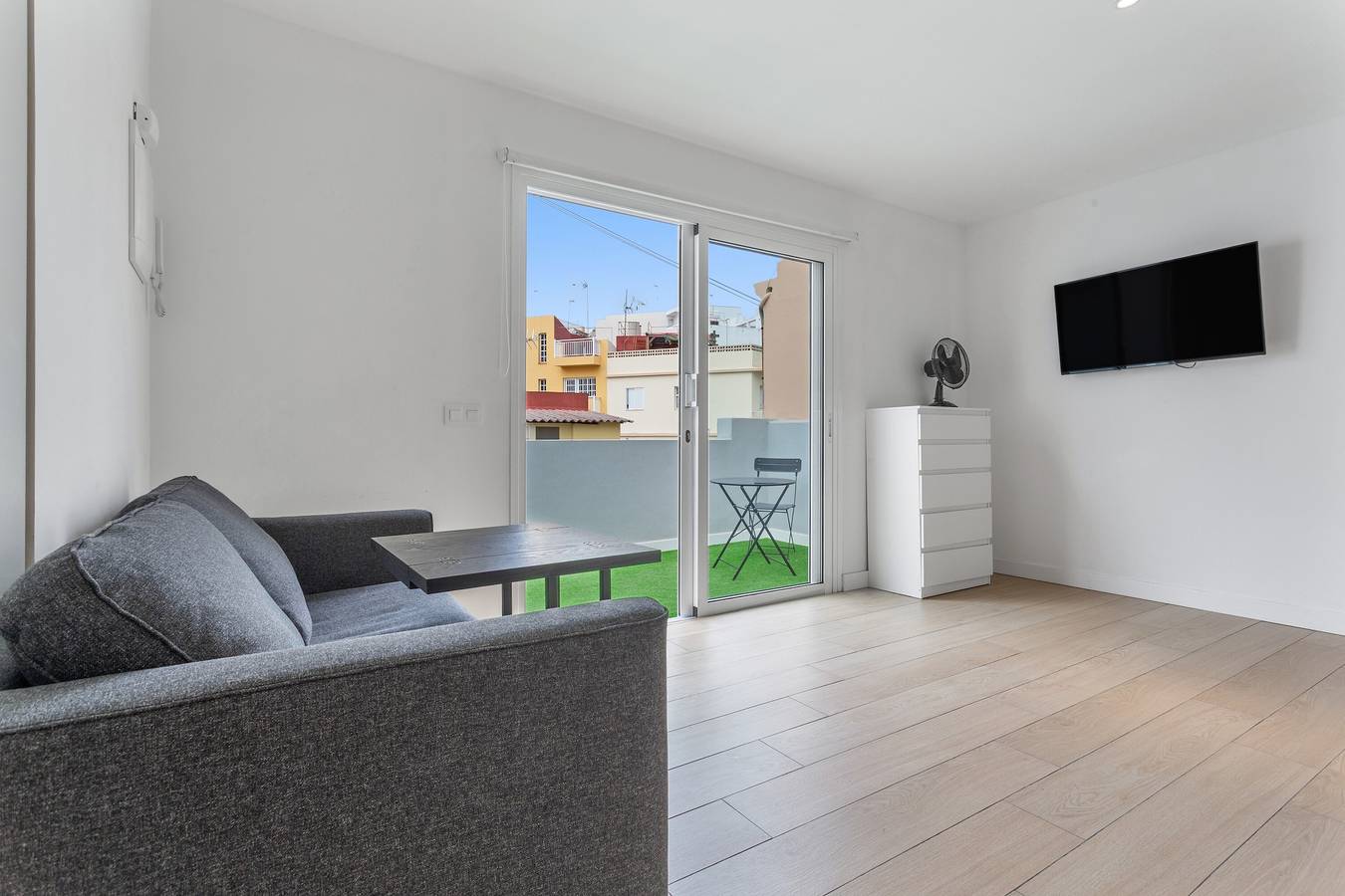 Estudio entero, Estudio Vacacional 'Hermoso Ático Vistabella' con Terraza Privada y Wi-Fi in Vistabella, Santa Cruz de Tenerife