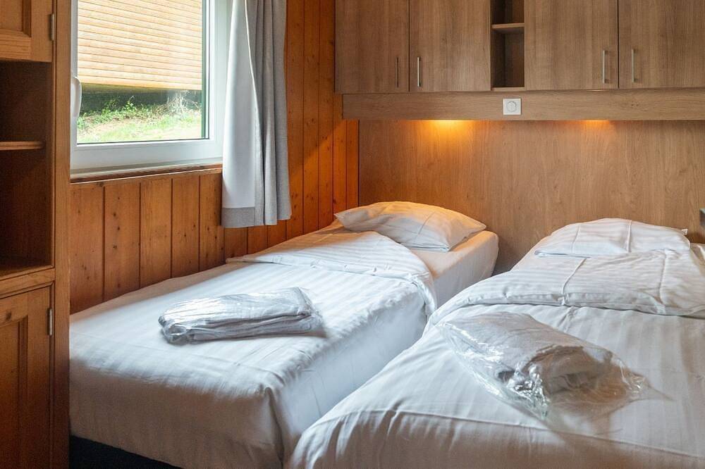 La Lune Comfort 6p - Three Bedroom Chalet, Sleeps 6 in Hastière, Regio Namur