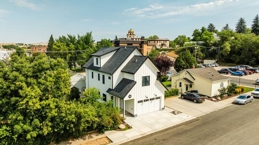 Vacation house for 7 people, with balcony and yard, kid friendly in Wyoming
