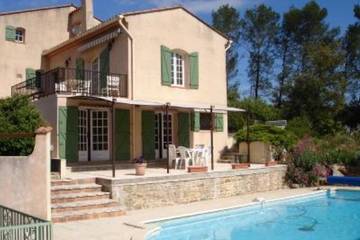 Gîte pour 4 personnes, avec terrasse et jardin à Carcès