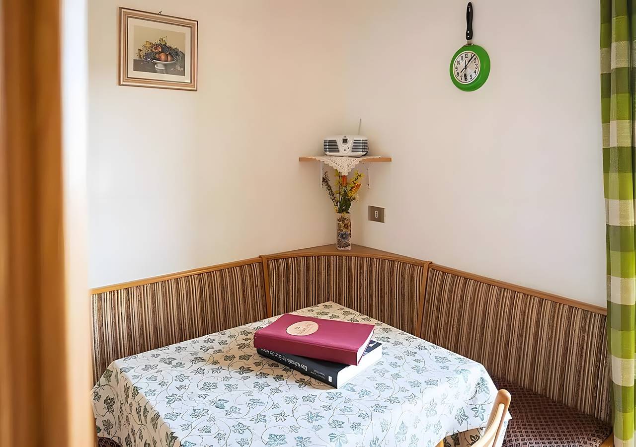 Ganze Wohnung, Apartment „Lechnerhof Appartement Enzian“ mit Bergblick, privater Terrasse & Wlan in Schenna, Passeiertal