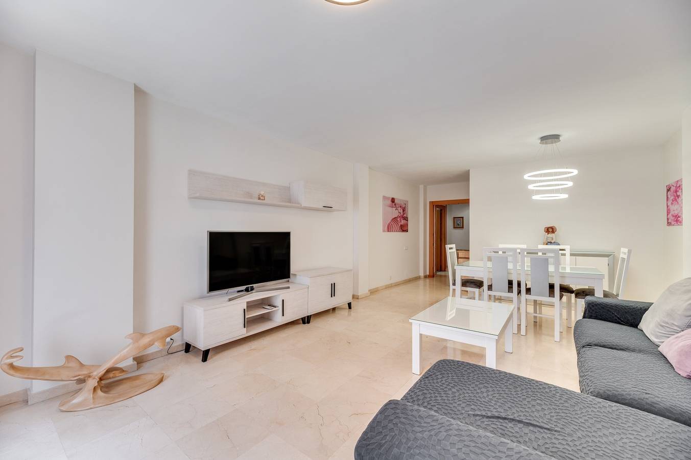Entire apartment, Apartment 'Vivienda Casco Antiguo De Marbella' with Balcony, Wi-Fi and Air Conditioning in Plaza de los Naranjos, Marbella