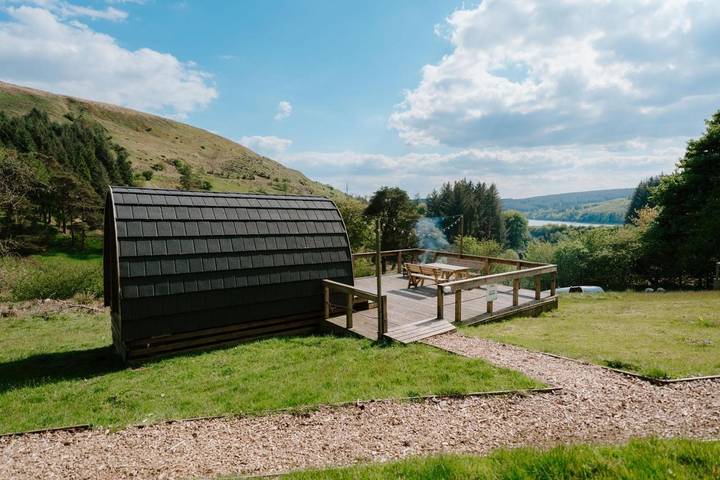 Glamping for 5 people, with Balcony and Terrace as well as Garden and Lake view in Brecon Beacons